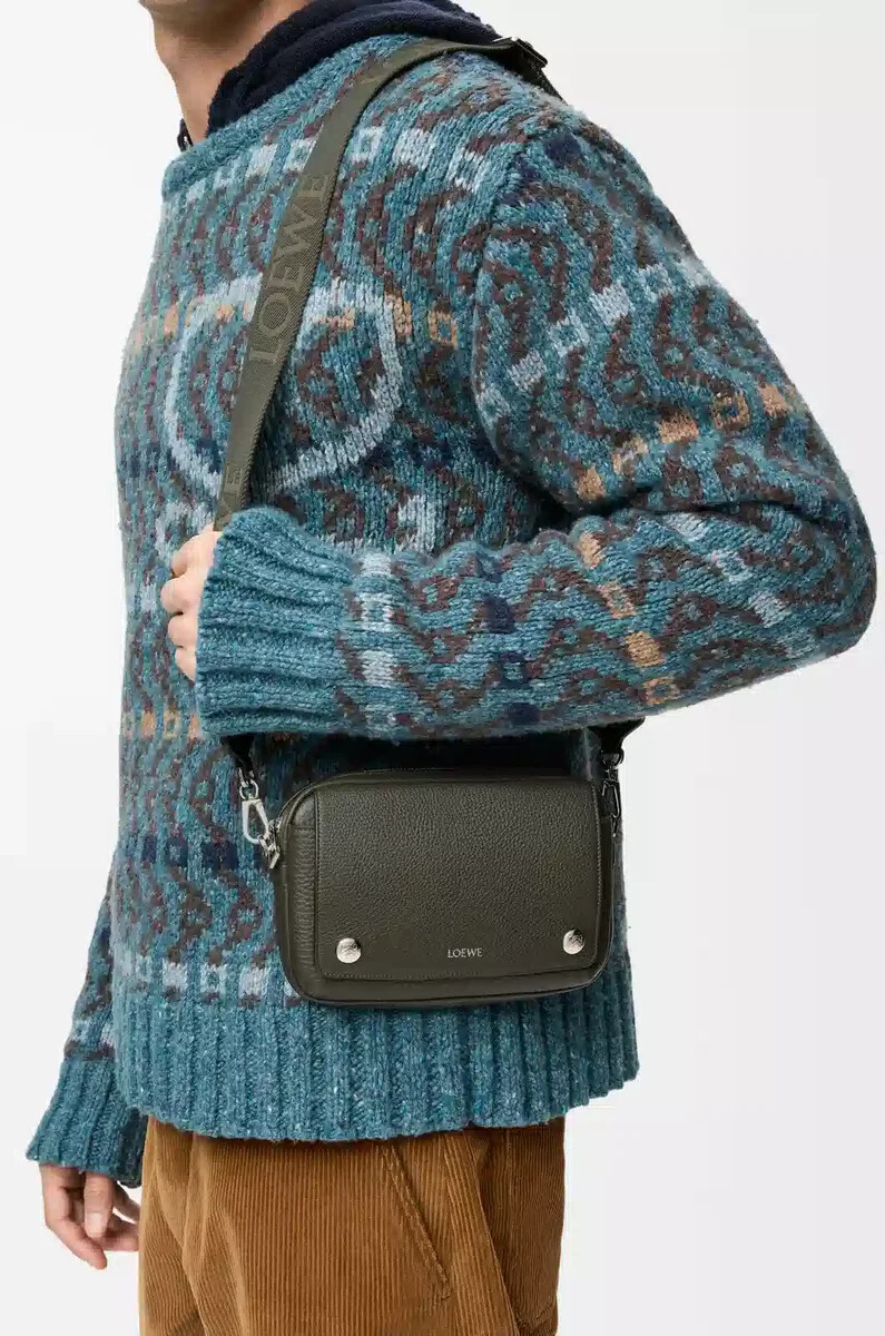 bolso bandolera pequeño pebble de piel de becerro granulada flexible color caqui oscuro
