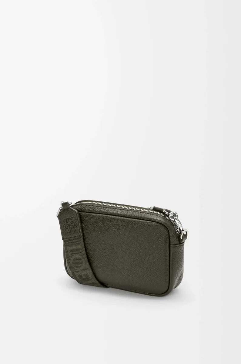 bolso bandolera pequeño pebble de piel de becerro granulada flexible color caqui oscuro