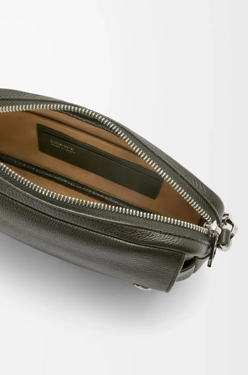 bolso bandolera pequeño pebble de piel de becerro granulada flexible color caqui oscuro