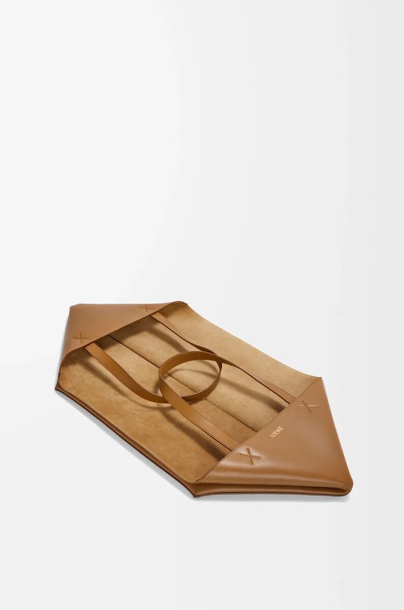 bolso tote xxl puzzle fold en piel de becerro brillante color roble