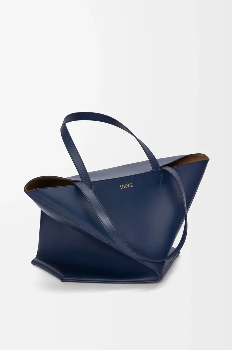 bolso tote plegable puzzle xl en piel de becerro brillante azul abismo
