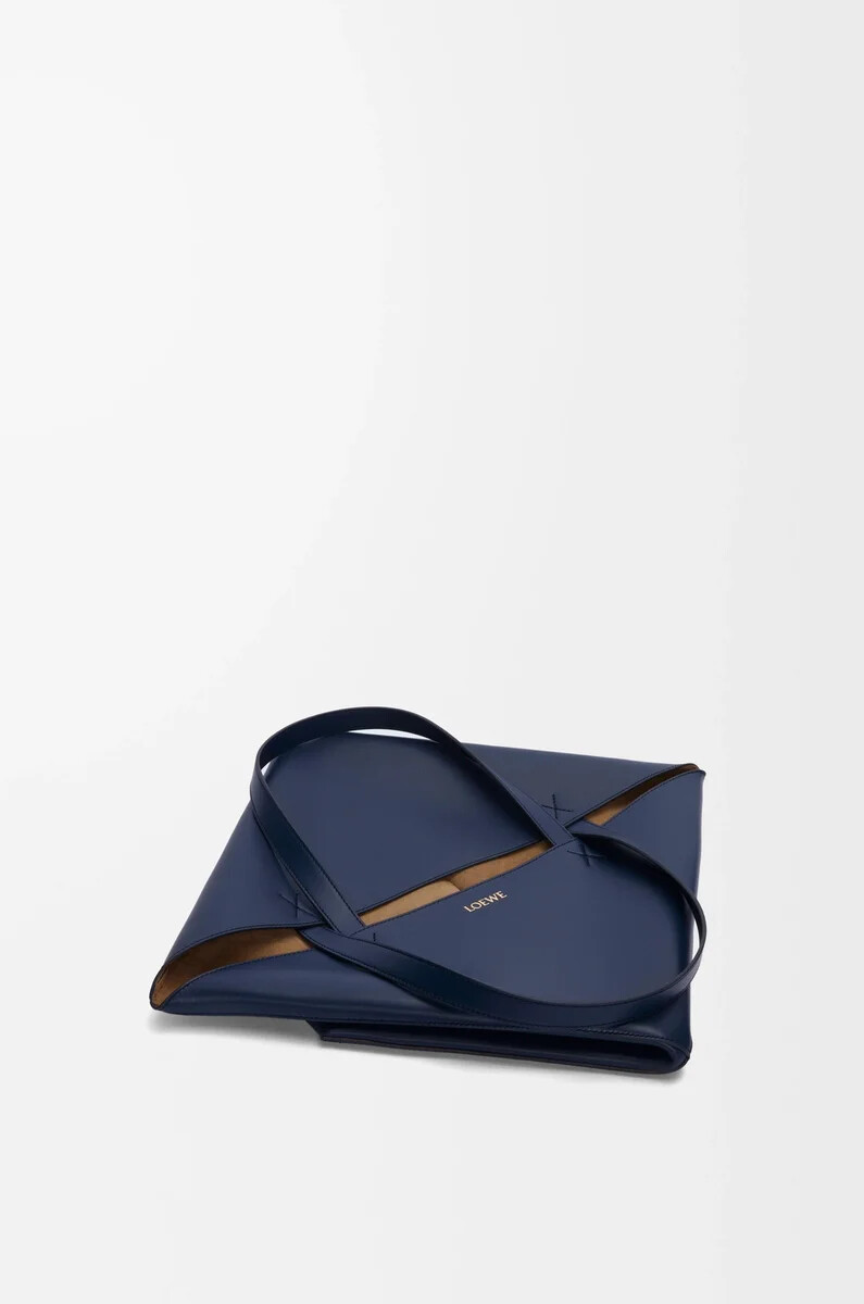 bolso tote plegable puzzle xl en piel de becerro brillante azul abismo