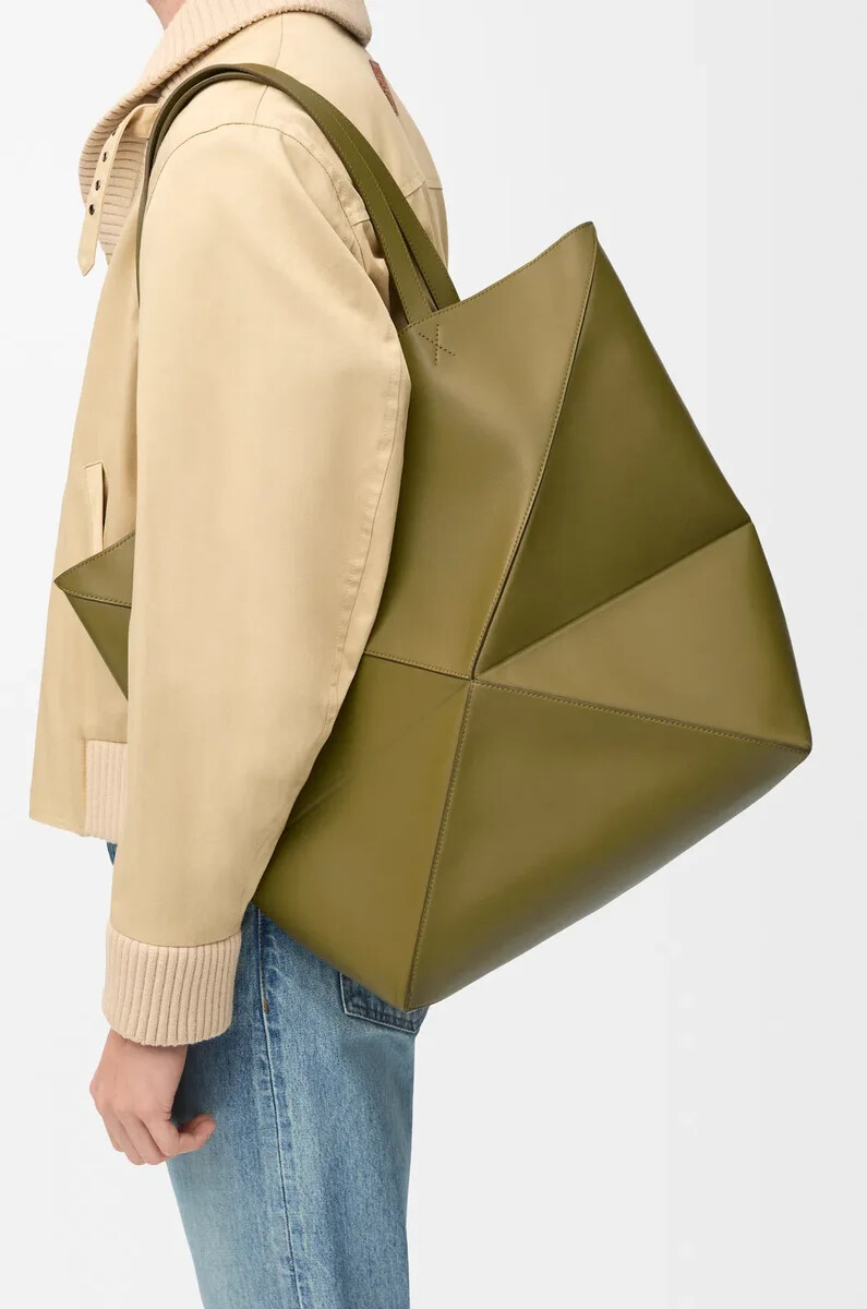 bolso tote plegable puzzle xl en piel de becerro brillante color oliva
