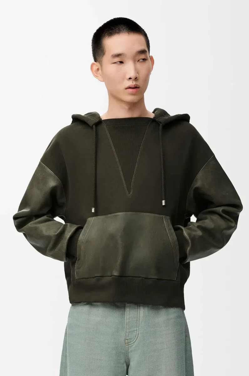 sudadera híbrida con capucha de algodón y napa de cordero color verde caqui