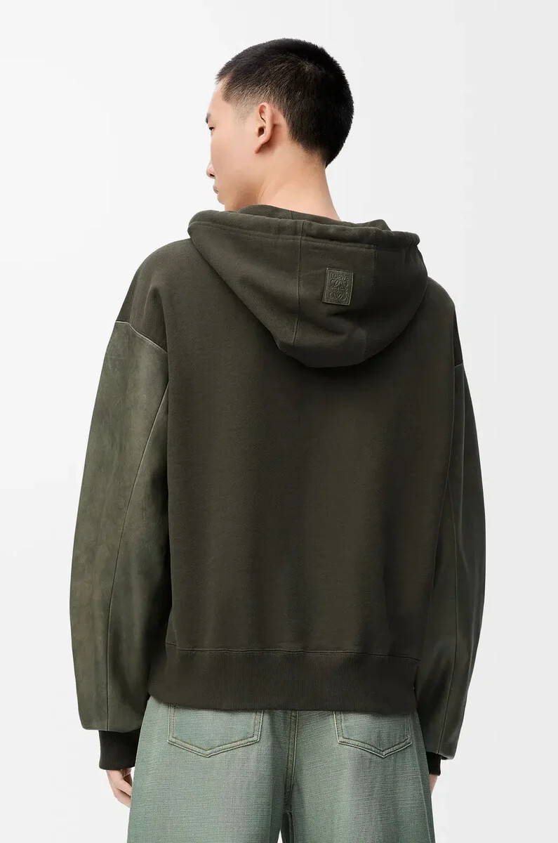 sudadera híbrida con capucha de algodón y napa de cordero color verde caqui