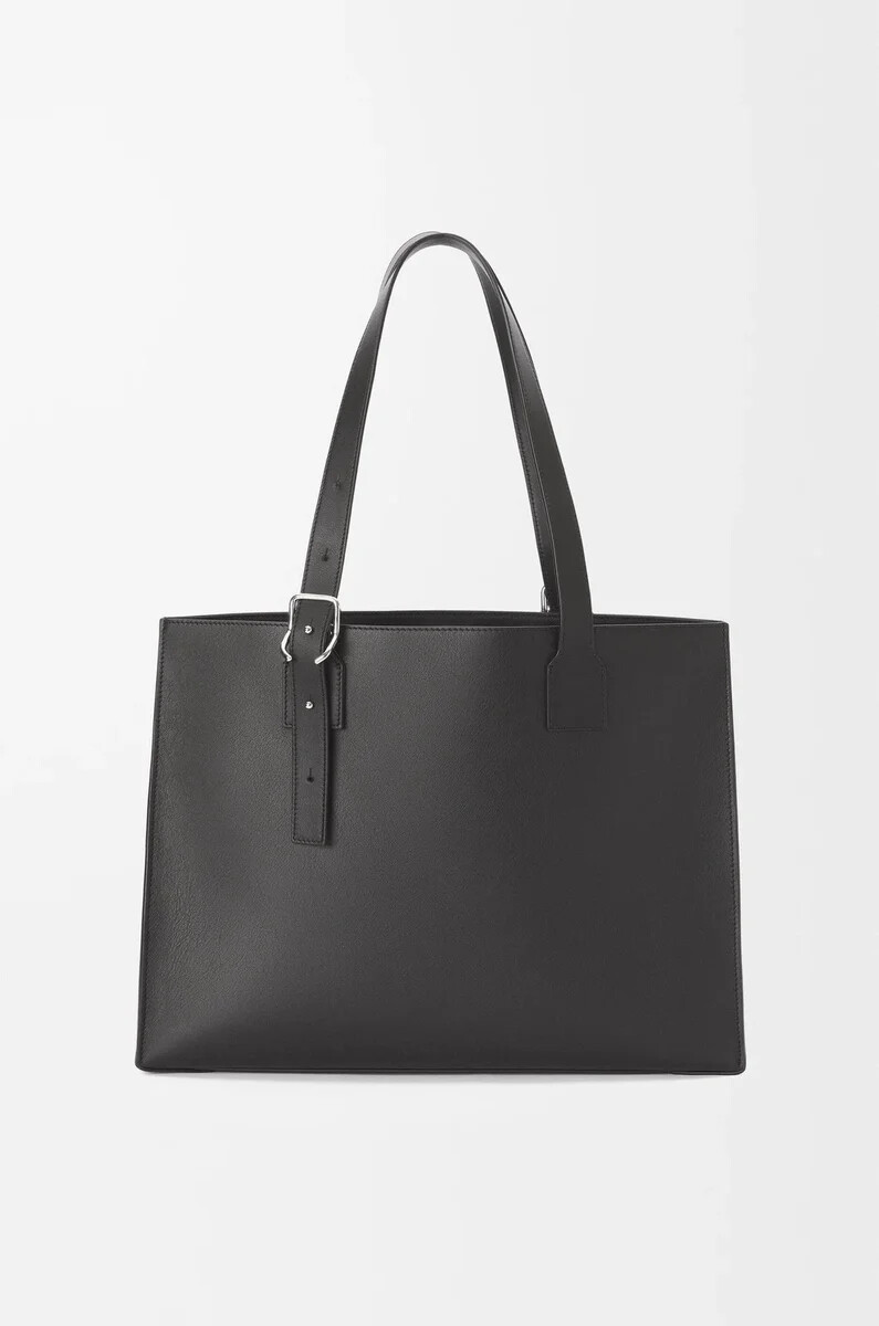 bolso tote horizontal con hebilla en piel de becerro clásica negra
