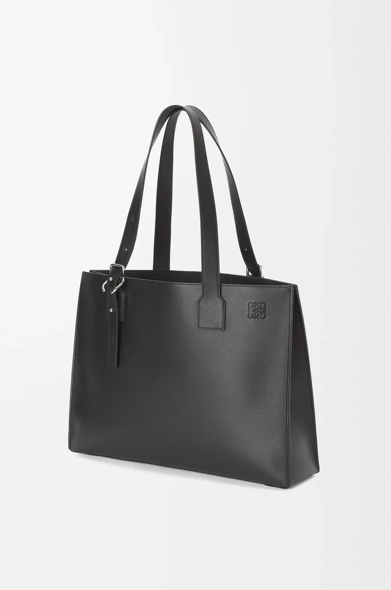 bolso tote horizontal con hebilla en piel de becerro clásica negra