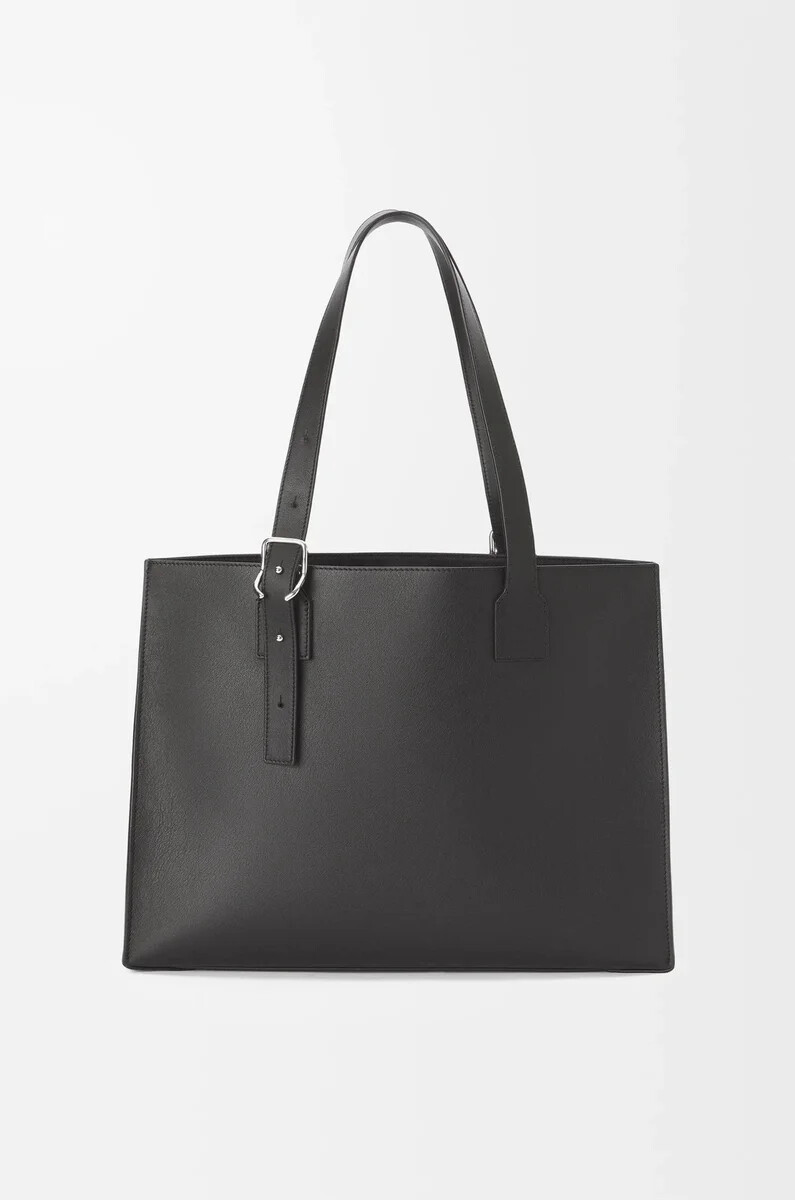 bolso tote horizontal con hebilla en piel de becerro clásica negra