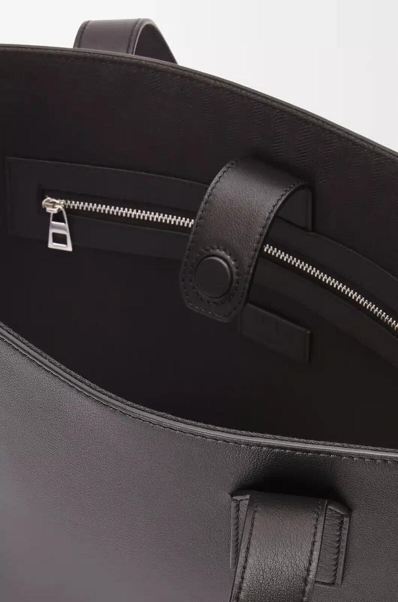 bolso tote horizontal con hebilla en piel de becerro clásica negra