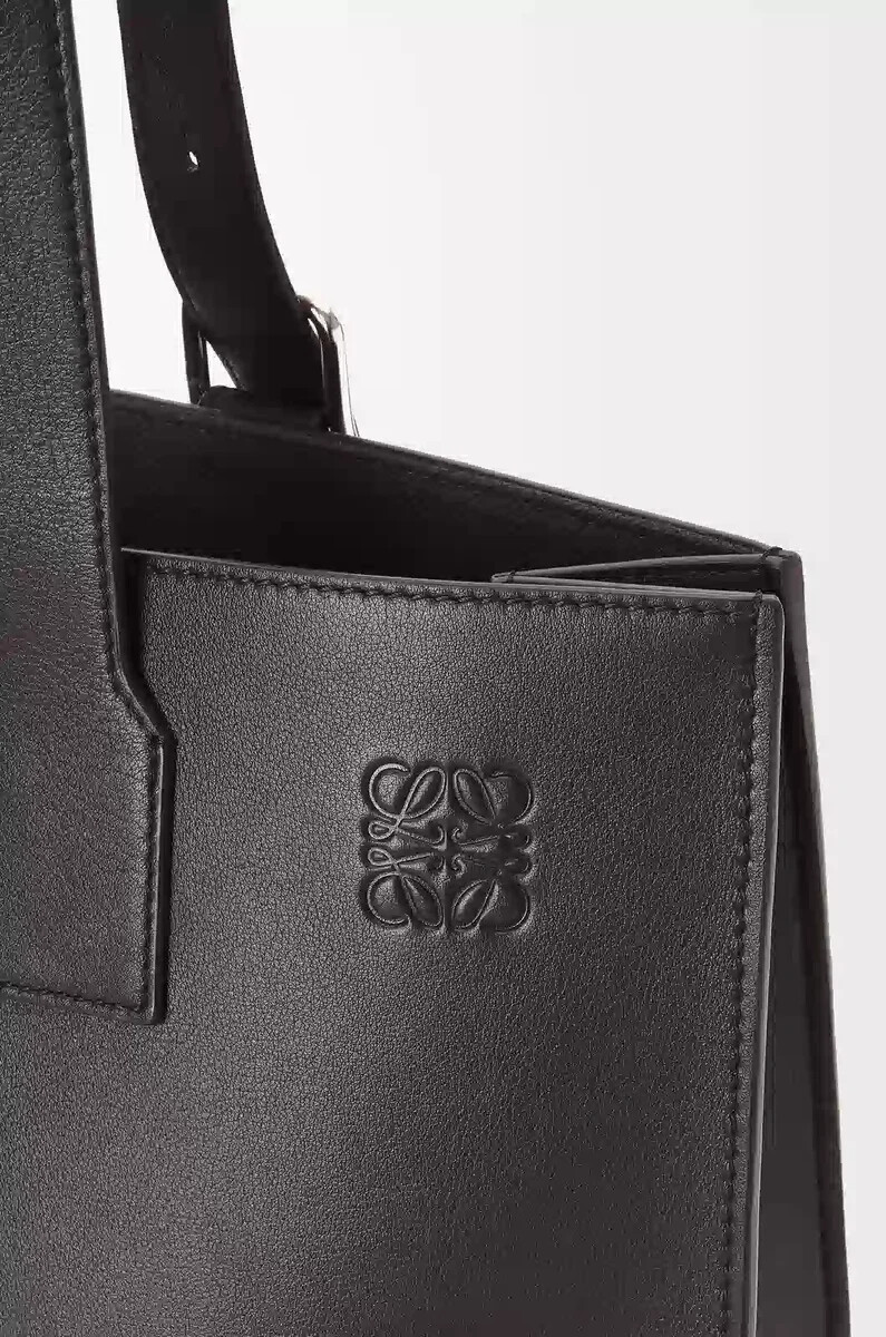 bolso tote horizontal con hebilla en piel de becerro clásica negra