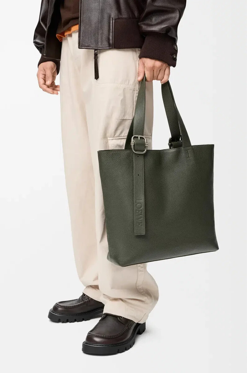 bolso tote con cremallera y lazo en piel de becerro granulada flexible color caqui oscuro