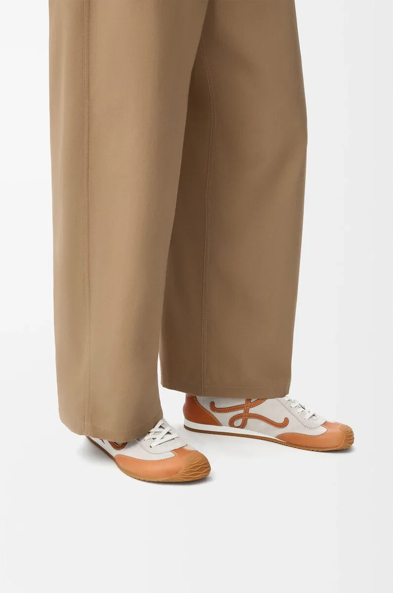 ballet runner 2.0 sin forro en piel de ciervo y piel de becerro curtida vegetal blanco suavebronceado