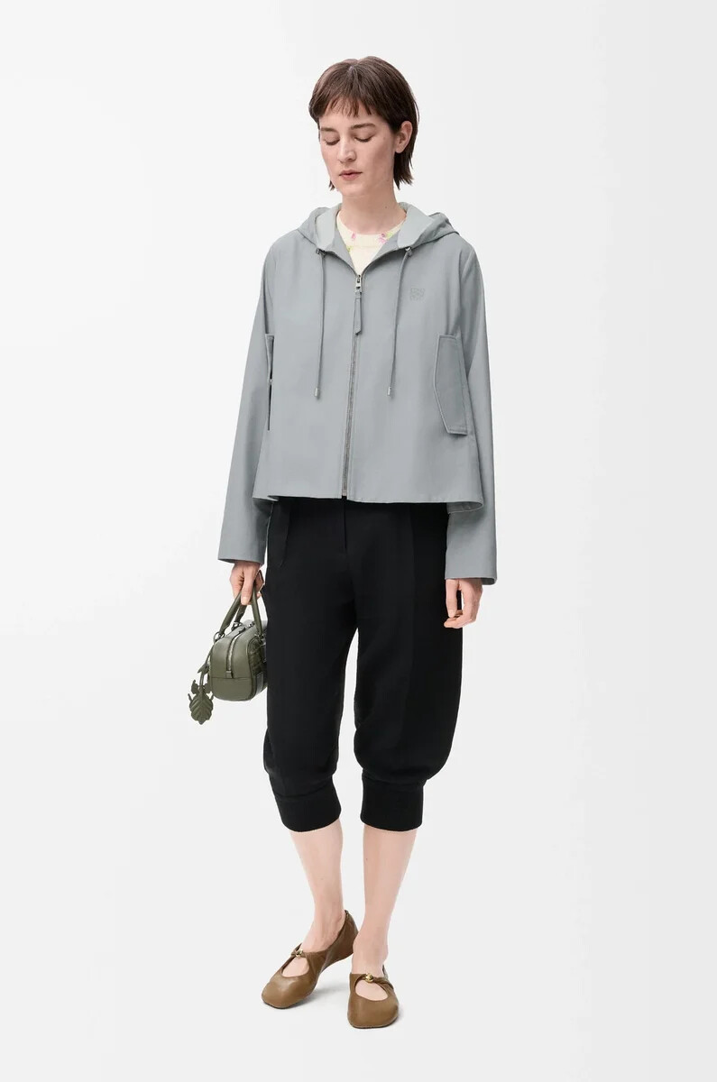 chaqueta con capucha de algodón gris claro