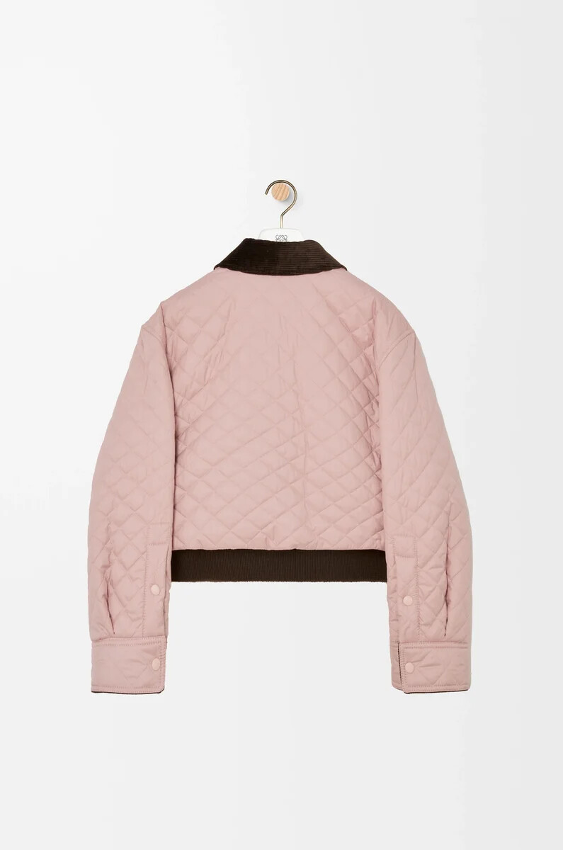 chaqueta corta en tejido técnico rosa claro