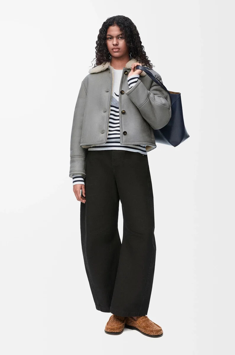 chaqueta de piel de oveja gris