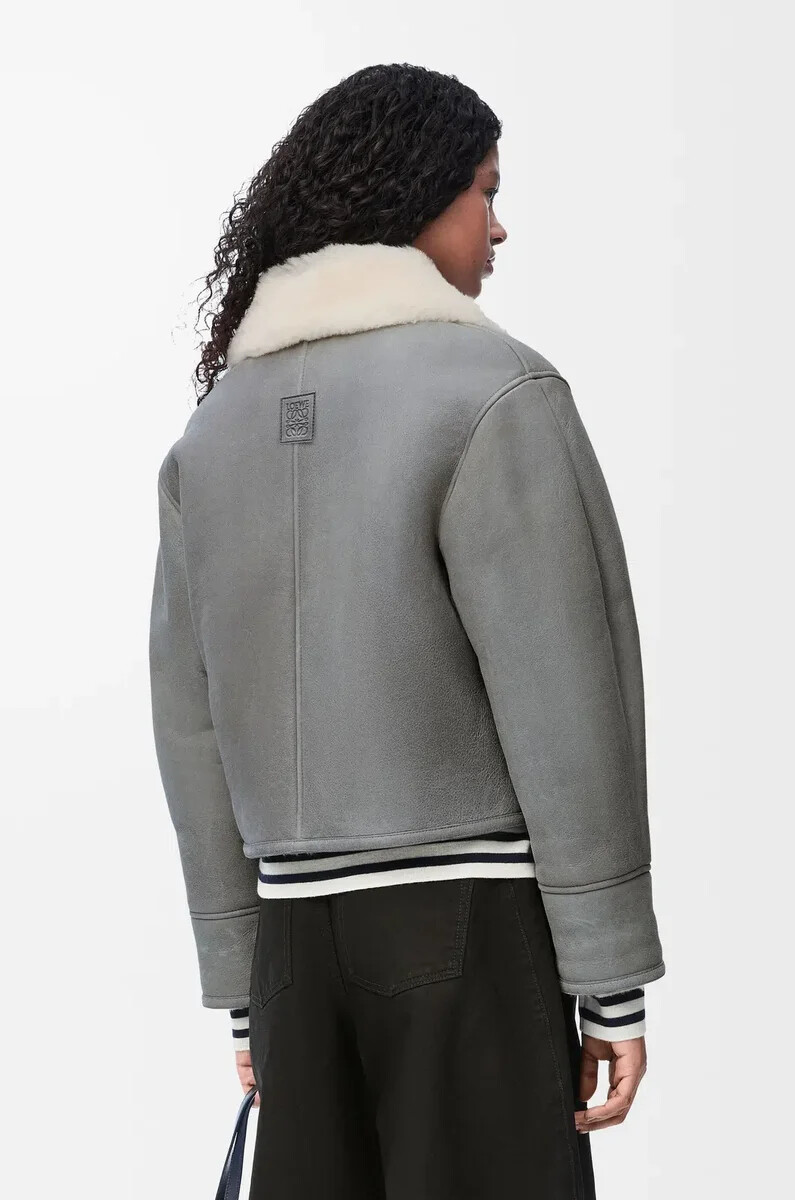 chaqueta de piel de oveja gris