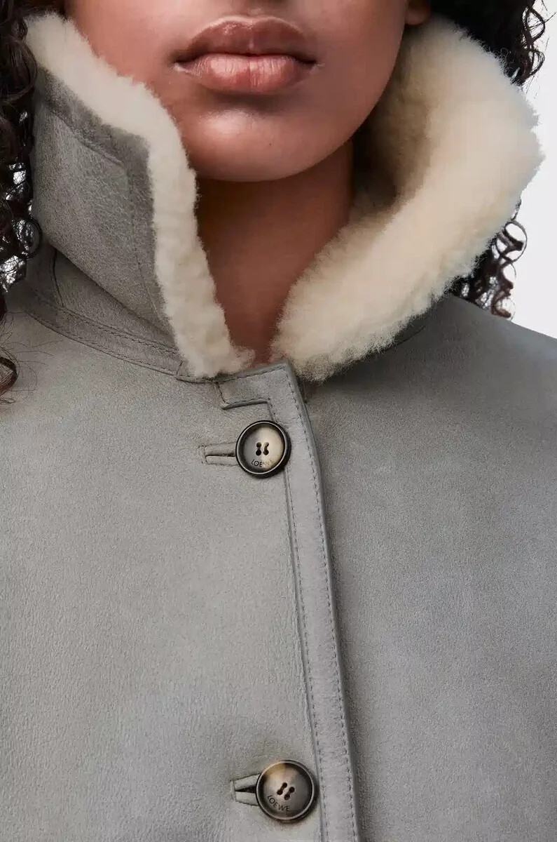 chaqueta de piel de oveja gris