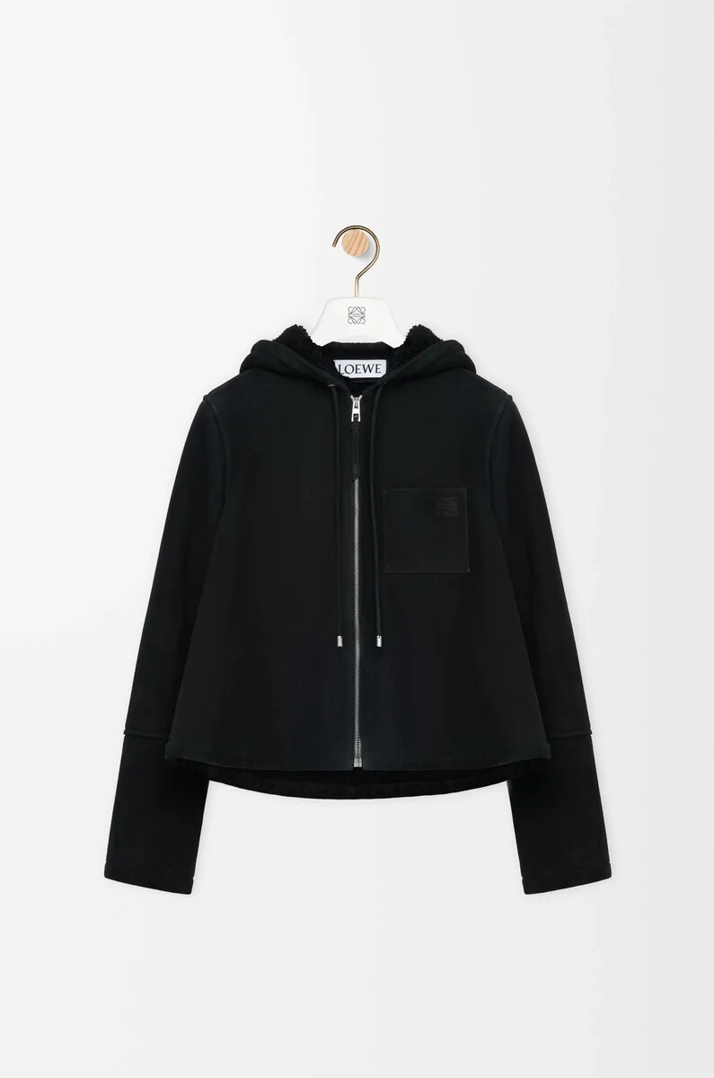 chaqueta con capucha de piel de oveja negra