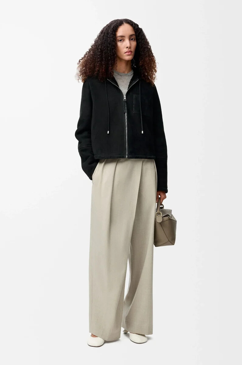 chaqueta con capucha de piel de oveja negra