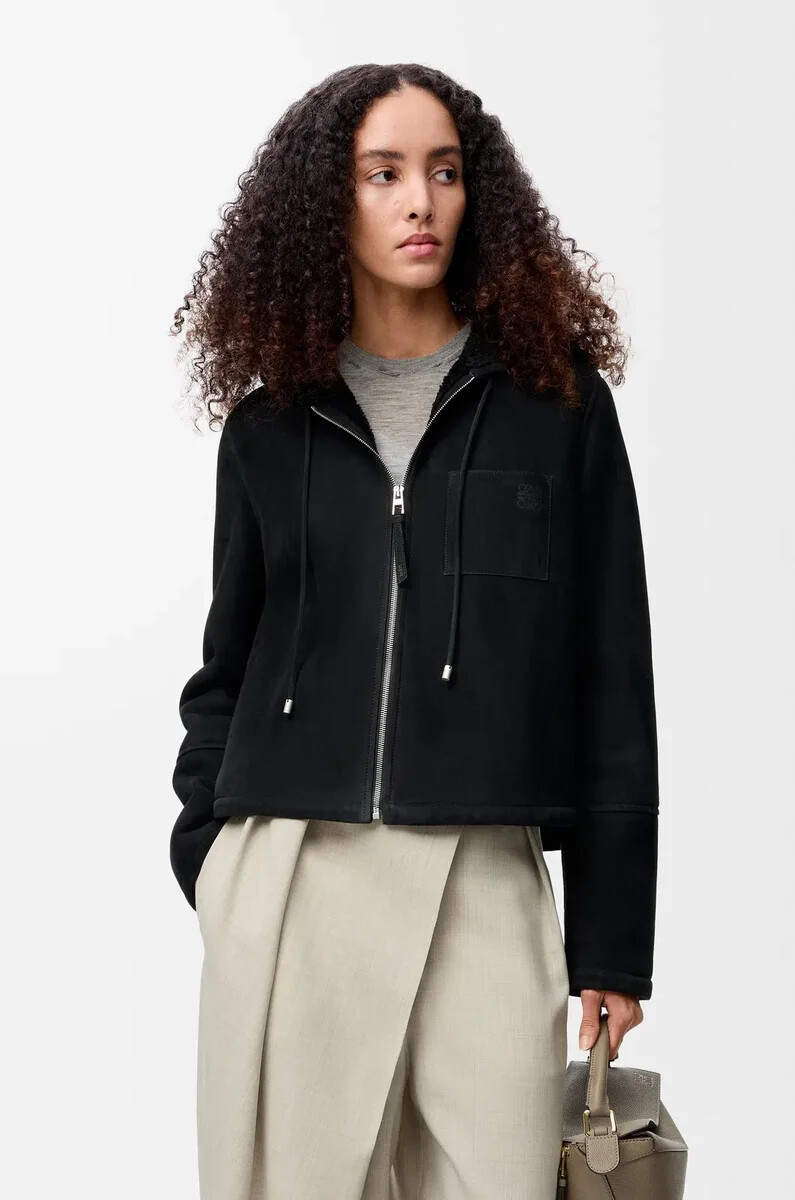 chaqueta con capucha de piel de oveja negra