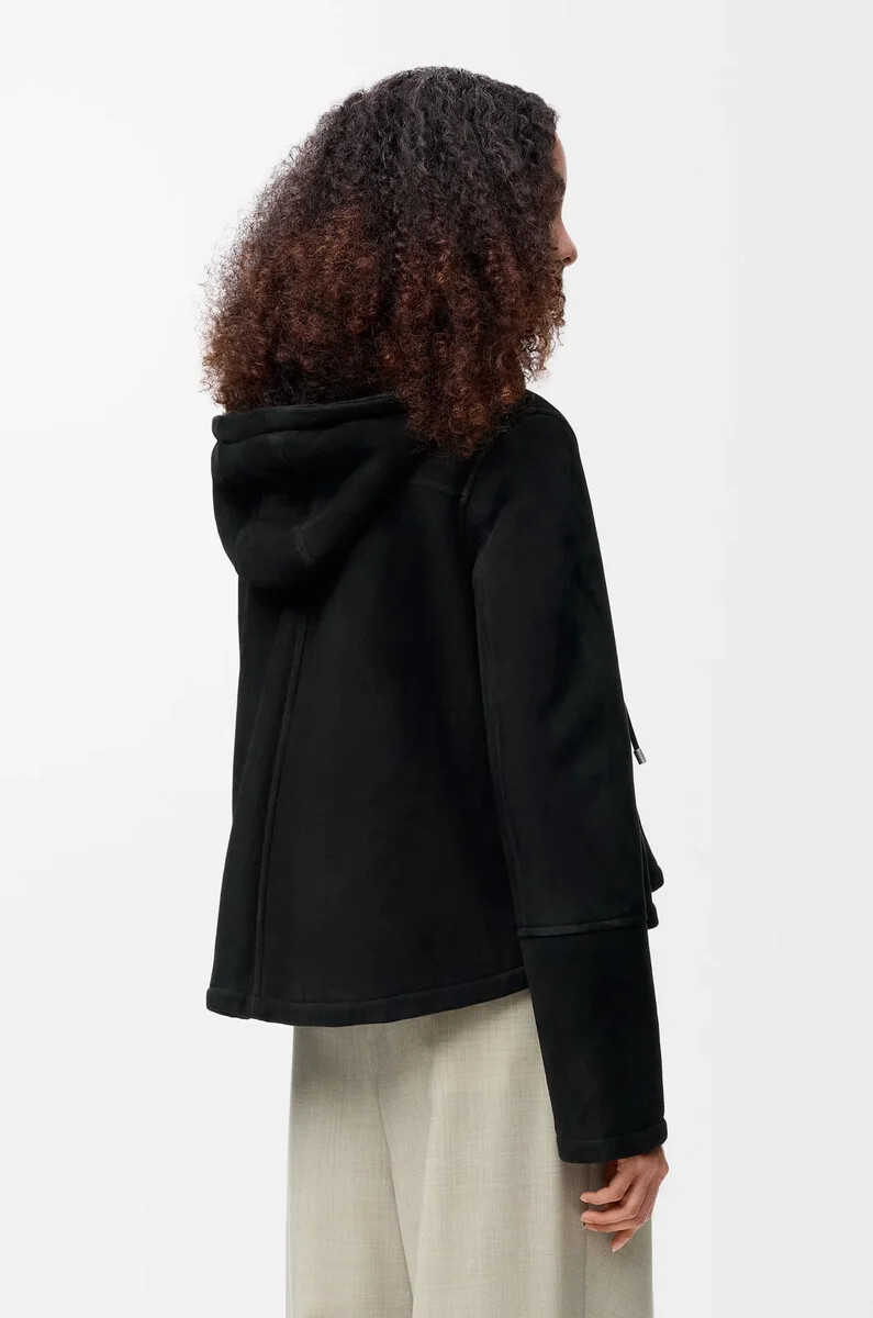 chaqueta con capucha de piel de oveja negra