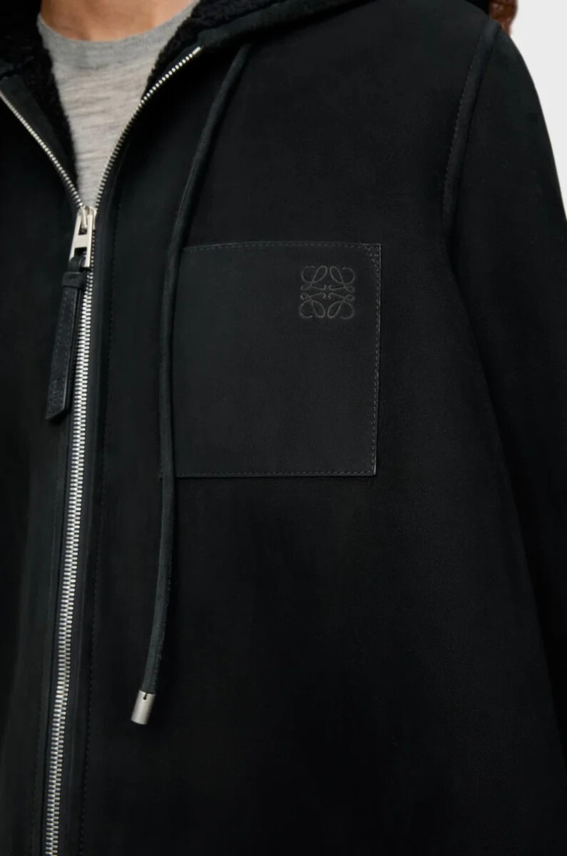 chaqueta con capucha de piel de oveja negra