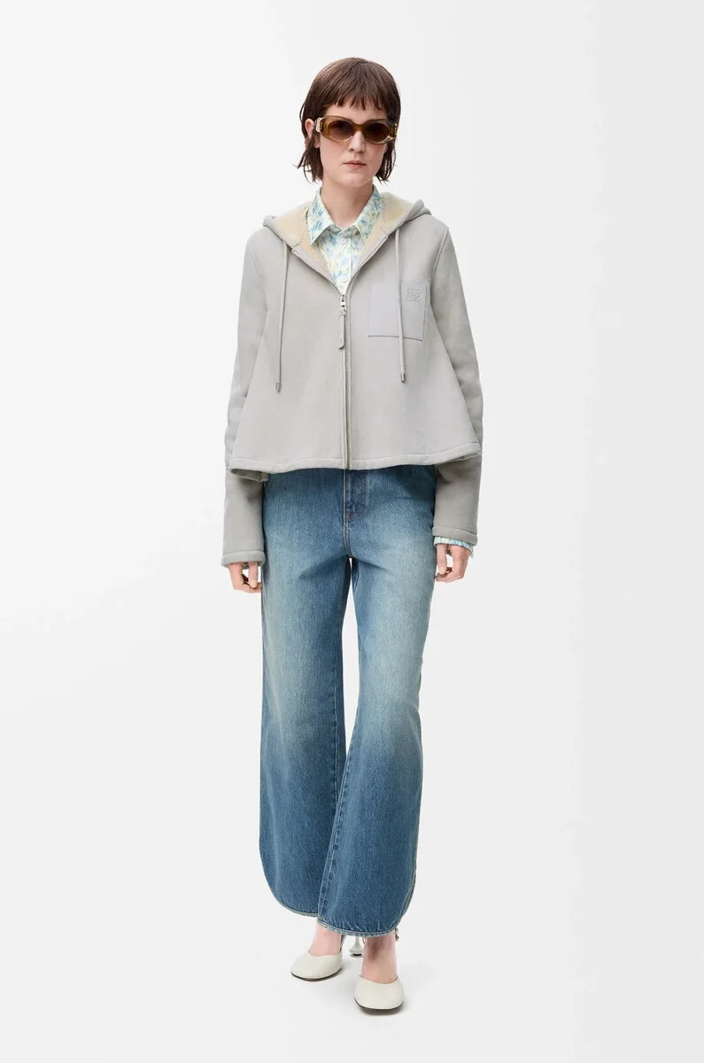 chaqueta con capucha de piel de oveja gris claro melange