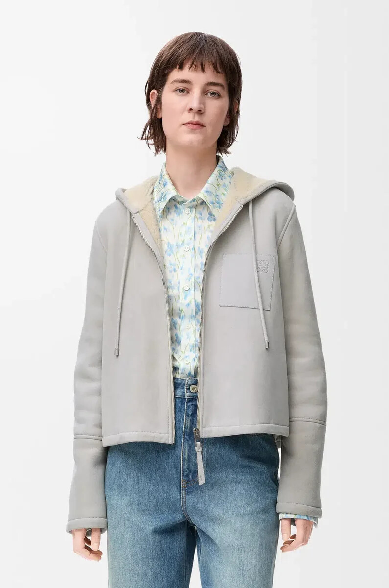 chaqueta con capucha de piel de oveja gris claro melange