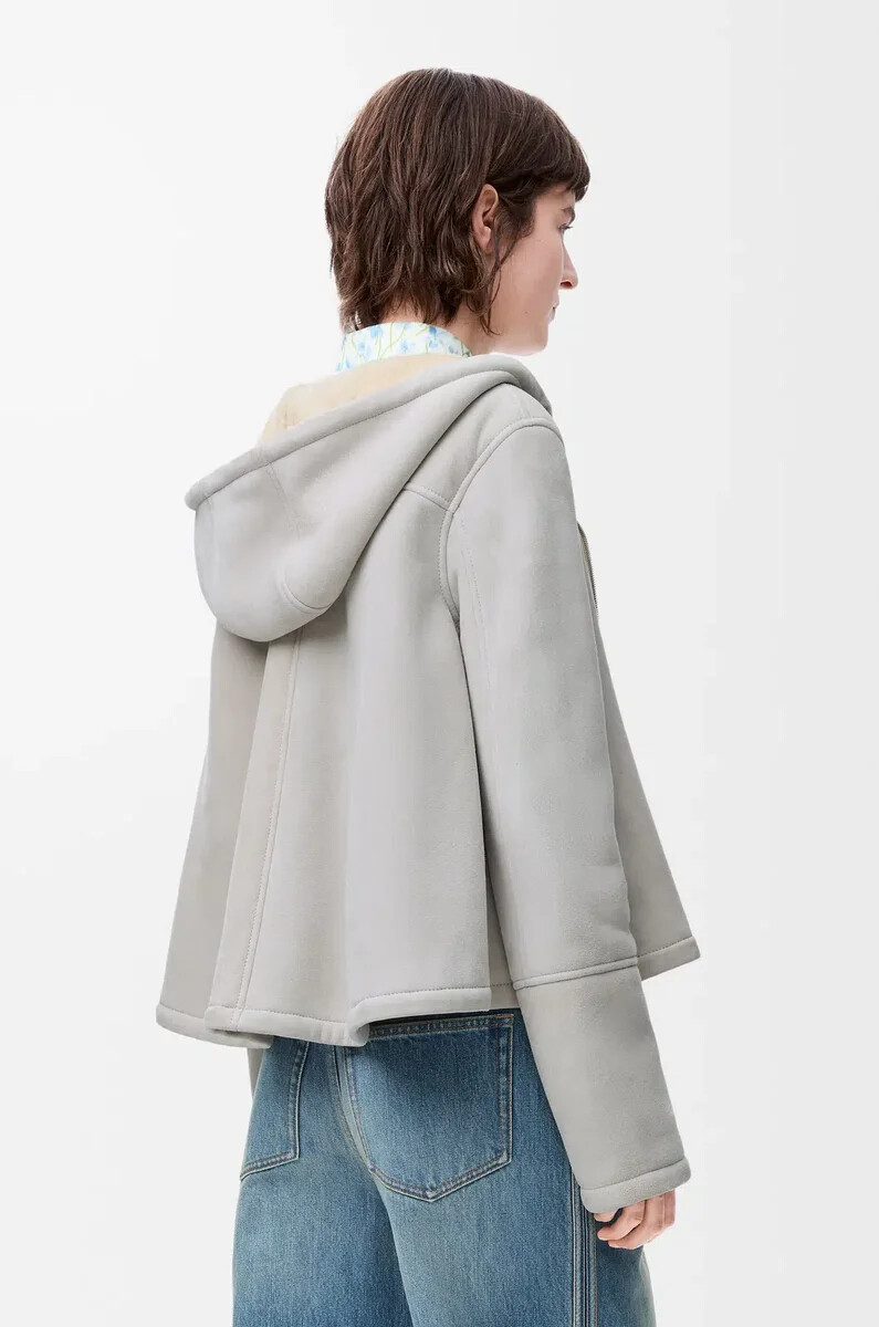 chaqueta con capucha de piel de oveja gris claro melange