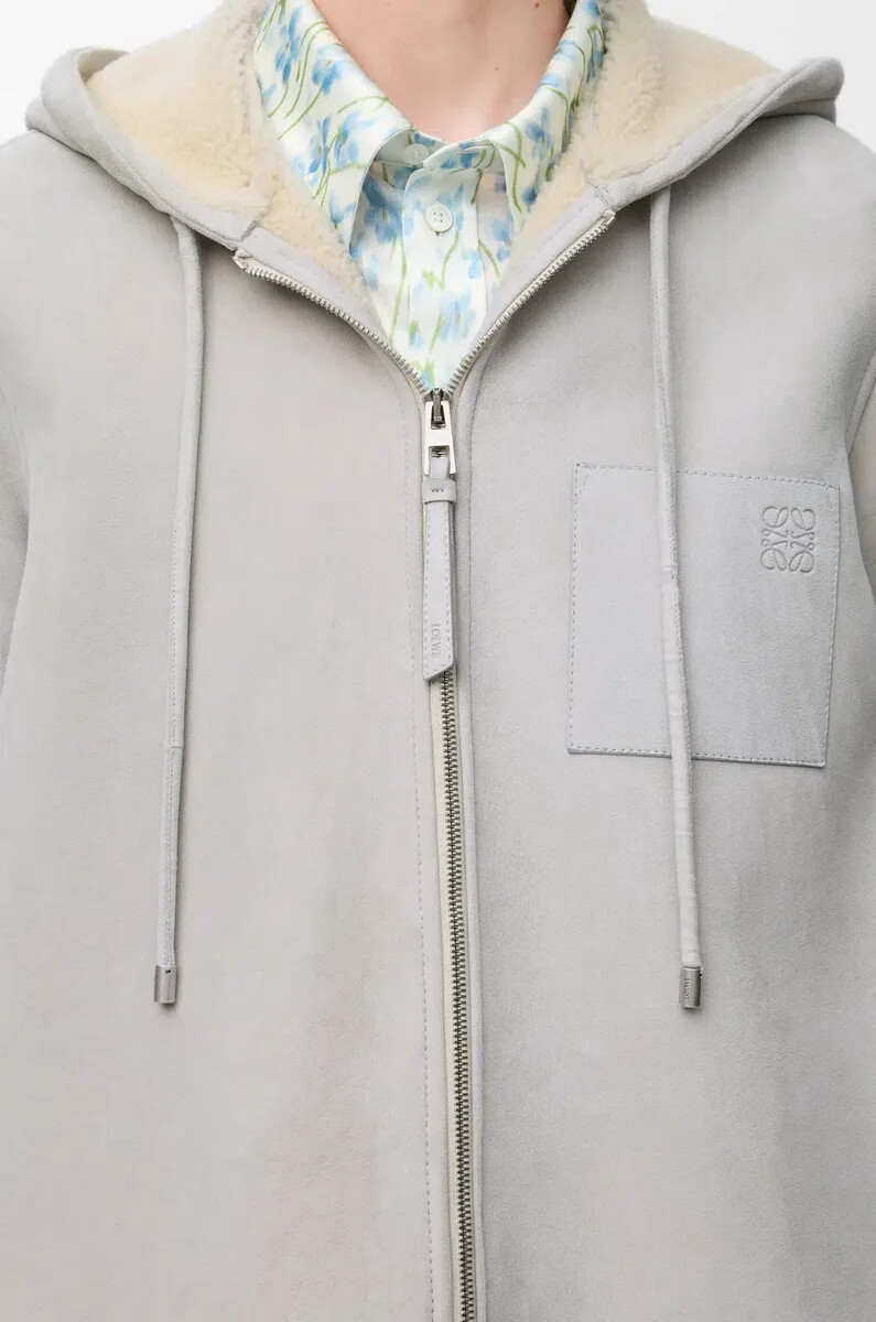 chaqueta con capucha de piel de oveja gris claro melange