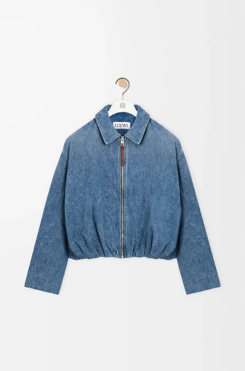 chaqueta drapeada en denim azul índigo