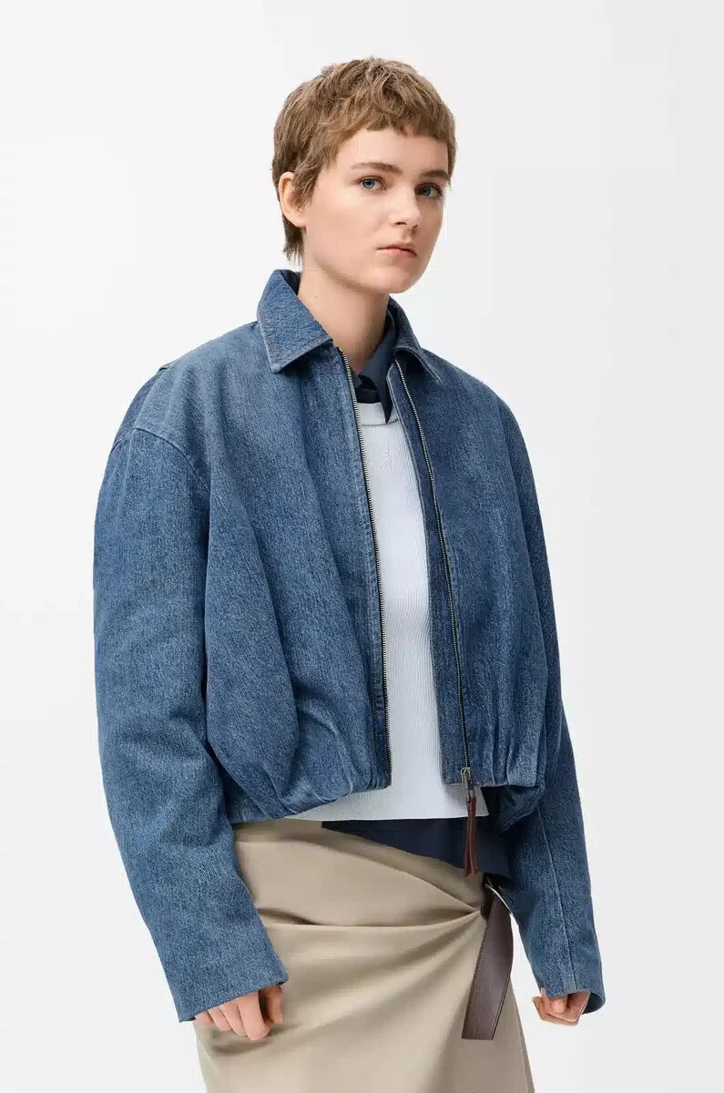 chaqueta drapeada en denim azul índigo