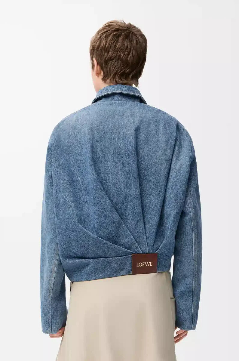 chaqueta drapeada en denim azul índigo