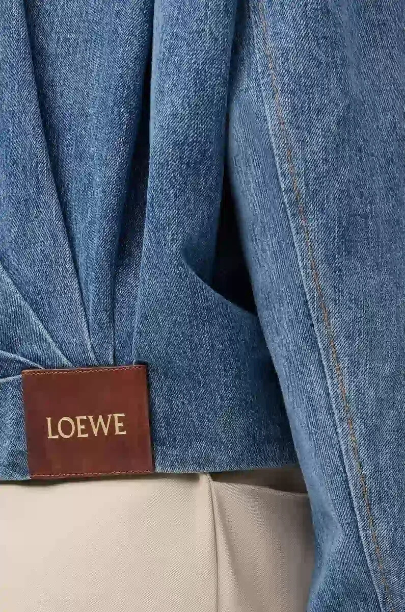 chaqueta drapeada en denim azul índigo