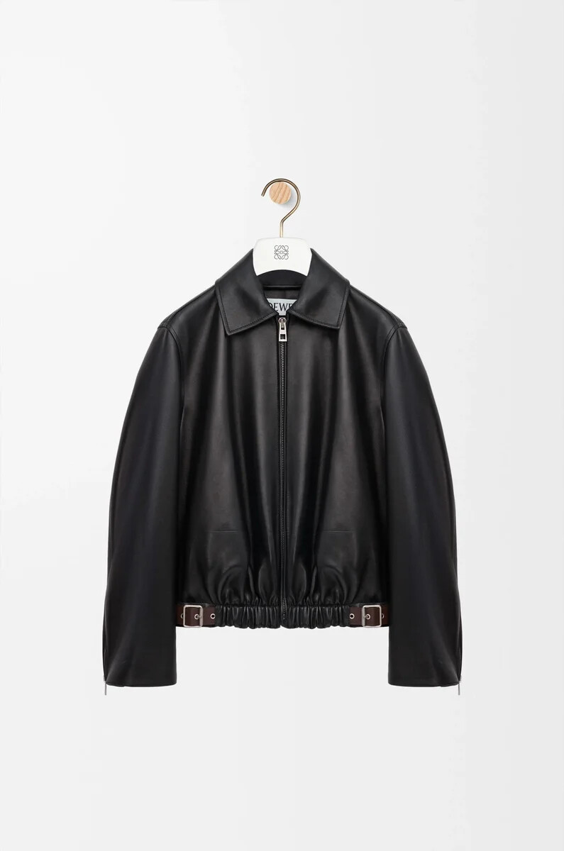 chaqueta con cinturón en piel de cordero napa negra
