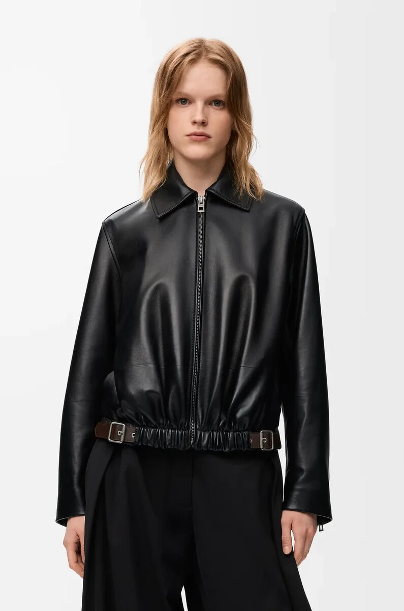 chaqueta con cinturón en piel de cordero napa negra