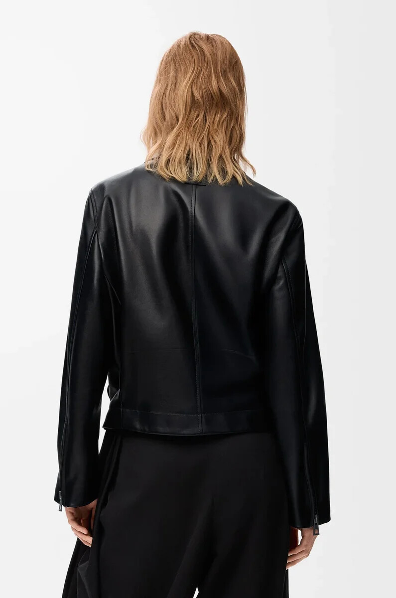 chaqueta con cinturón en piel de cordero napa negra