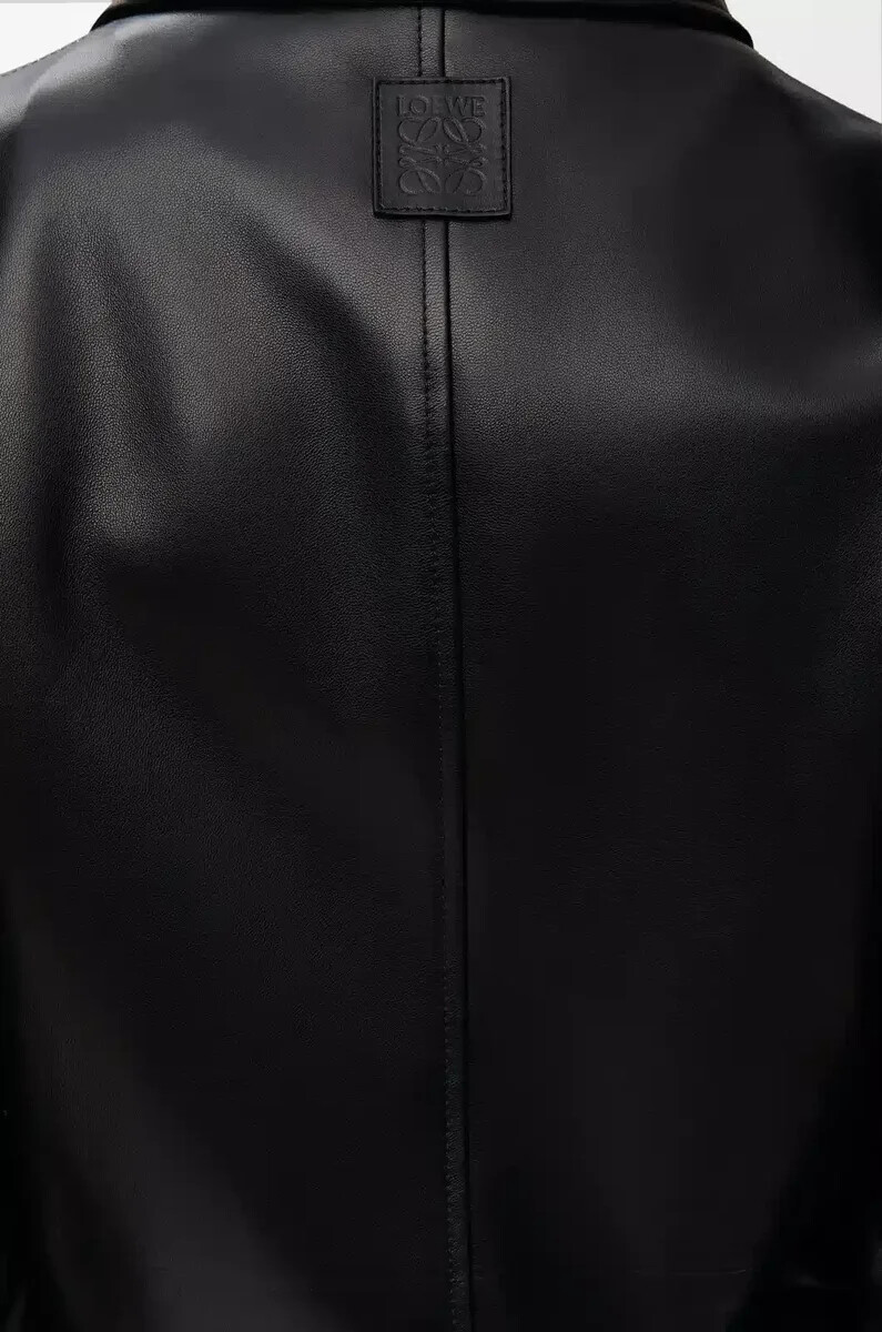 chaqueta con cinturón en piel de cordero napa negra
