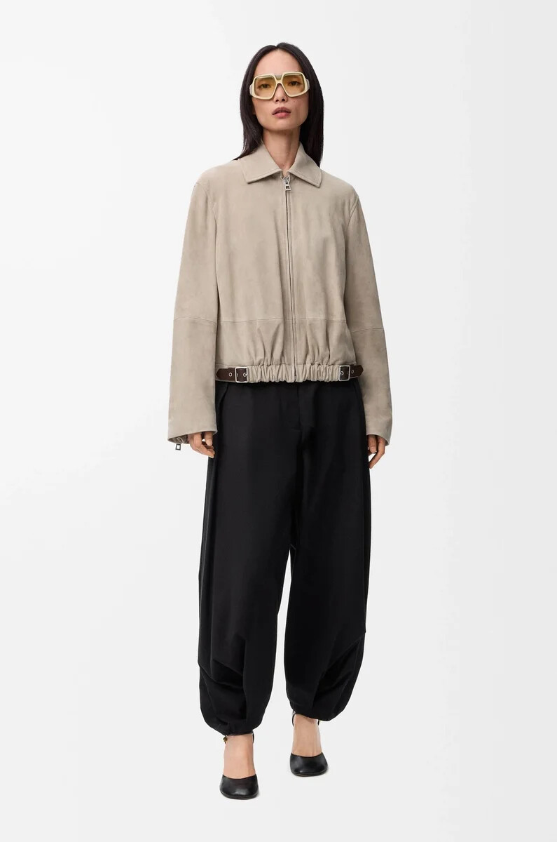 chaqueta con cinturón en ante de cabra beige oscuro