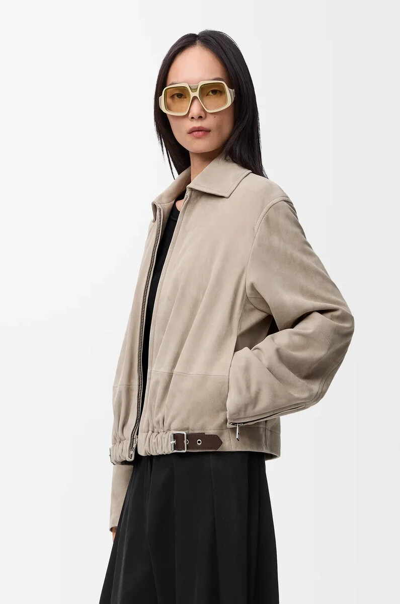 chaqueta con cinturón en ante de cabra beige oscuro
