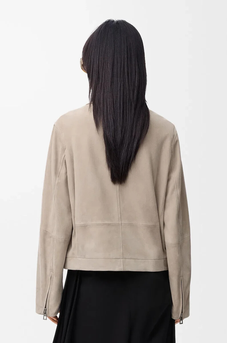 chaqueta con cinturón en ante de cabra beige oscuro