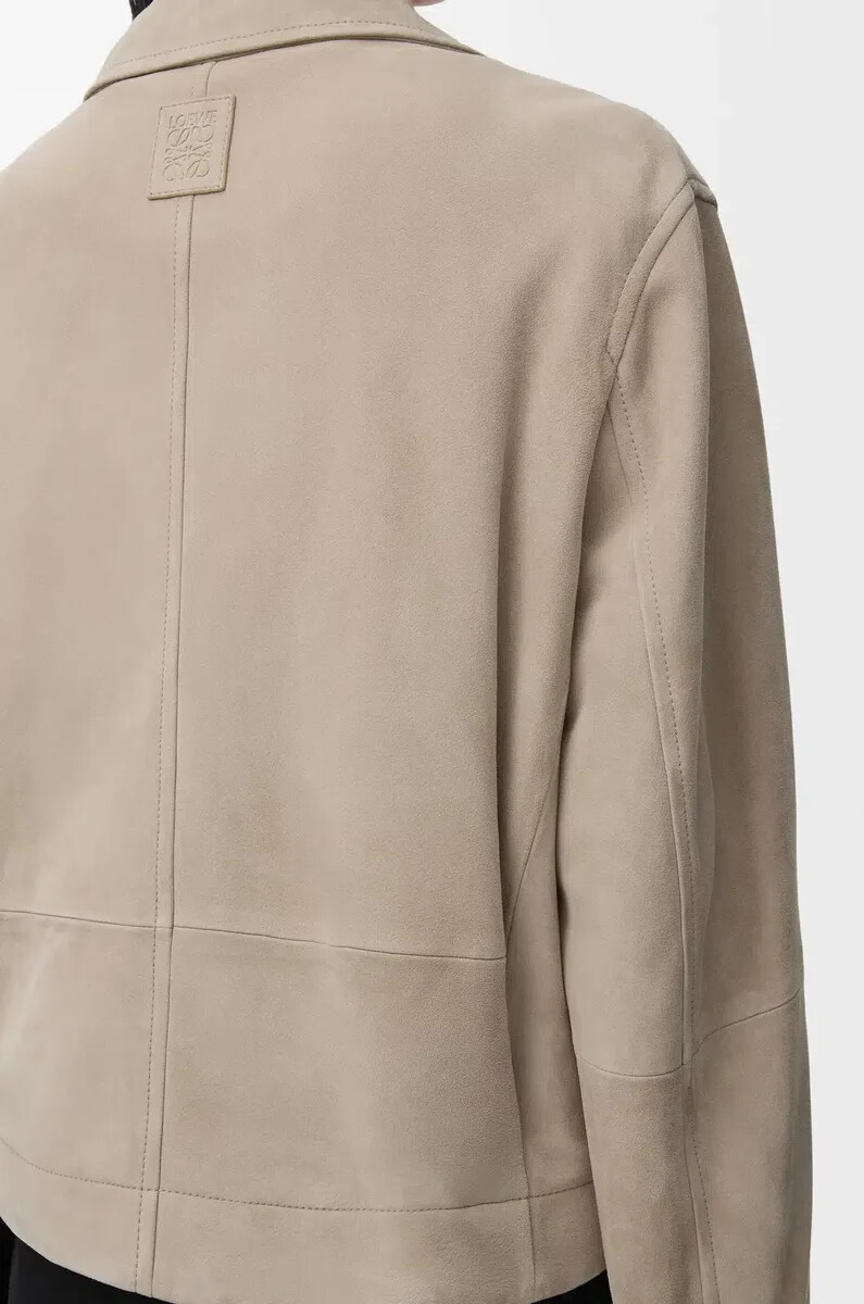 chaqueta con cinturón en ante de cabra beige oscuro