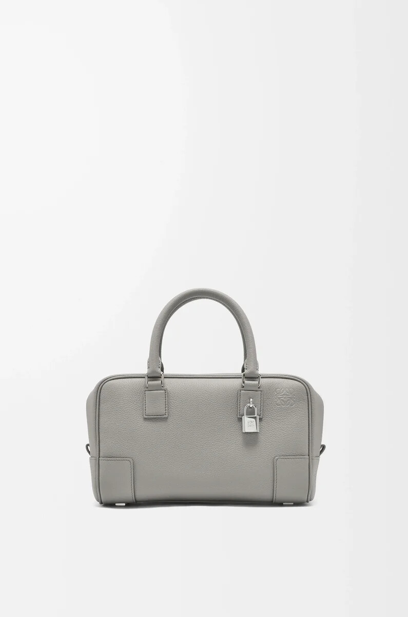 bolso amazona 23 en piel de becerro granulada suave color gris perla