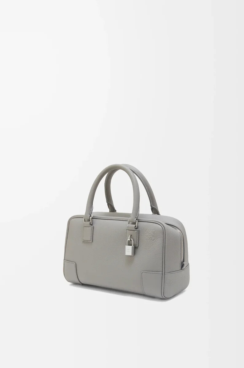 bolso amazona 23 en piel de becerro granulada suave color gris perla