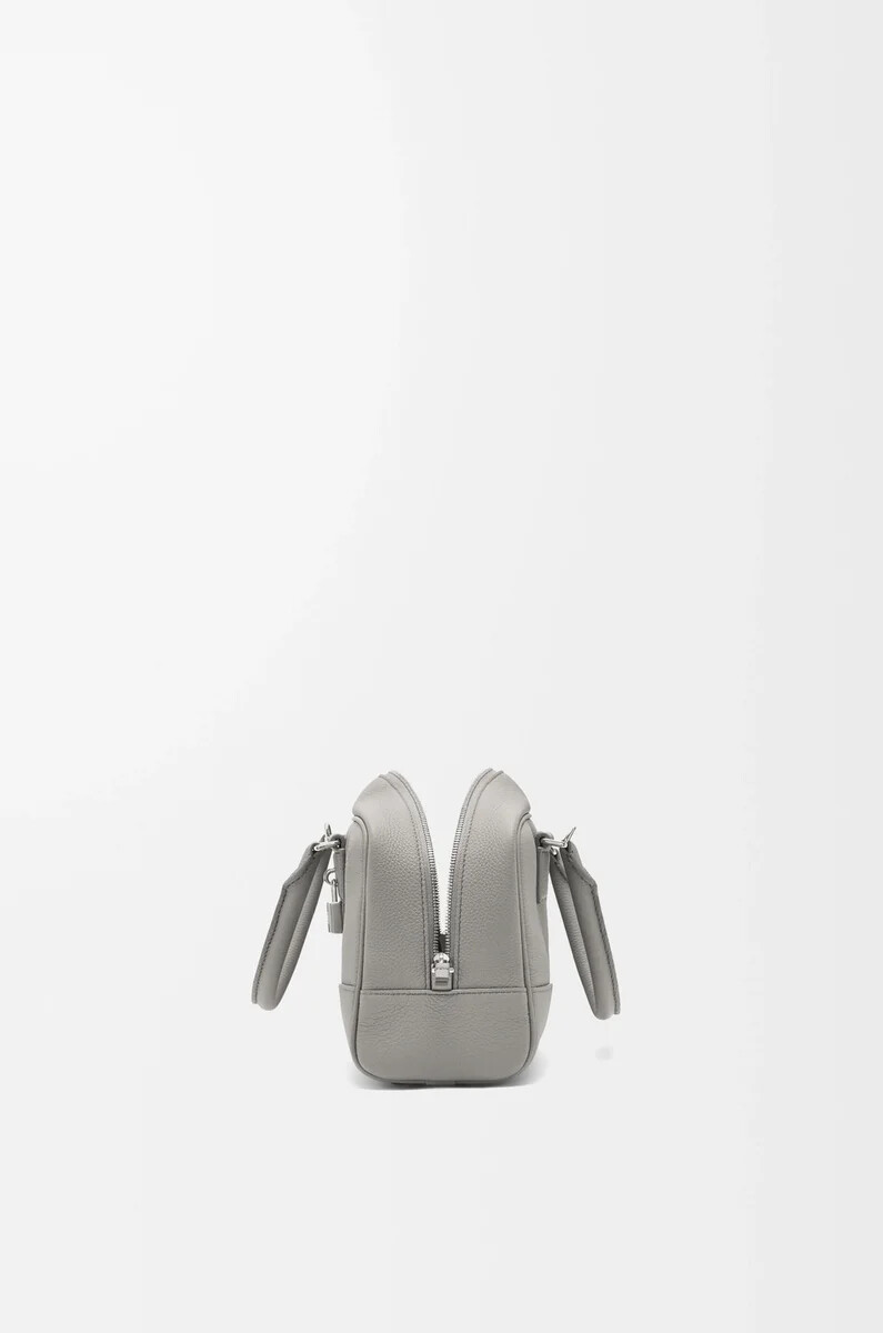 bolso amazona 23 en piel de becerro granulada suave color gris perla
