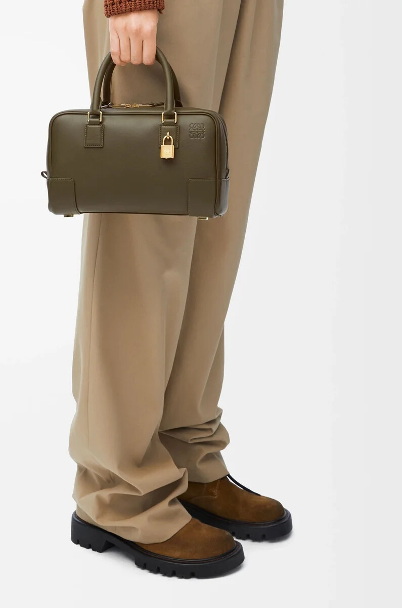 bolso amazona 23 en piel de becerro napa color caqui oscuro