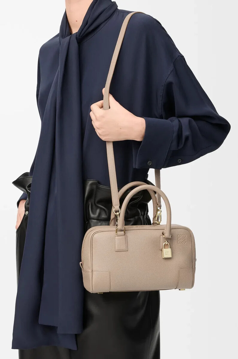 bolso amazona 23 en piel de becerro granulada suave arena