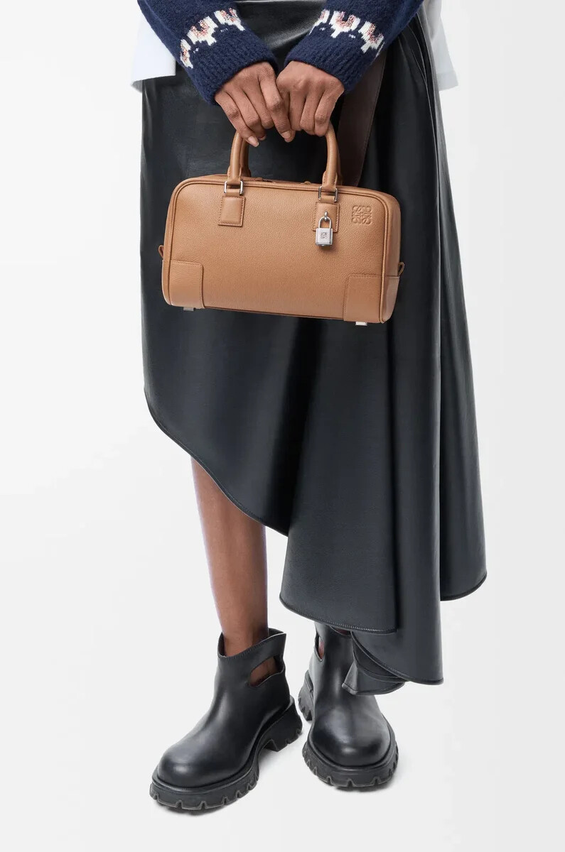 bolso amazona 23 en piel de becerro granulada suave color moca