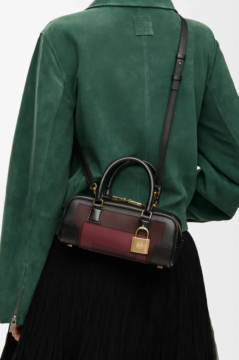 bolso cropped amazona 23 en napa de becerro negroborgoña