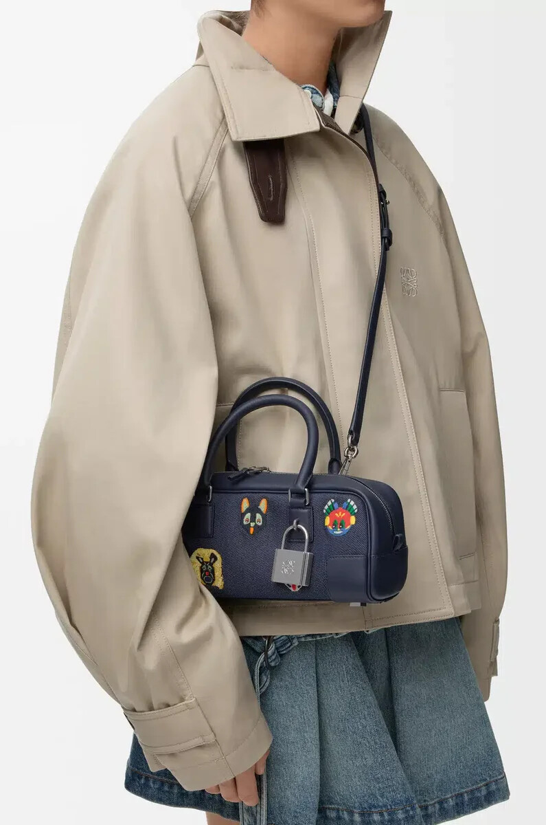 bolso cropped cats amazona 23 en denim bordado azul